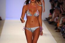 Chrissy Teigen antes de remover o silicone no peito