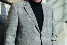 Manuel José tem 74 anos e é treinador de futebol