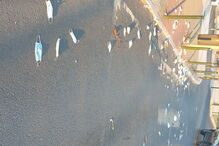 Máscaras no chão em frente ao hospital