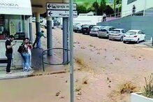 Lama inunda ruas e arrasta carros em Vila Franca de Xira 