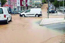 Lama inunda ruas e arrasta carros em Vila Franca de Xira 