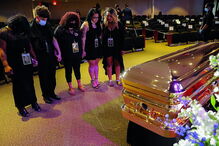 Familiares e amigos junto ao caixão de George Floyd durante o velório realizado em Minneapolis 