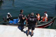 Barco com sete marroquinos intercetado na costa em Olhão