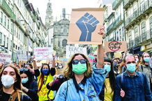 Manifestantes usam máscaras em protestos no Porto