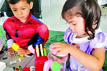 Máscaras e brinquedos a perder de vista no 3º aniversário de Eva e Mateo