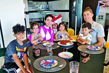 Máscaras e brinquedos a perder de vista no 3º aniversário de Eva e Mateo