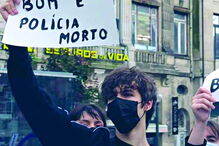 Manifestante mostra cartaz com o dizer “polícia bom é polícia morto”
