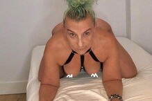 Sandra é luso-holandesa e mostra-se em poses sensuais nas redes sociais. Mulher vende votos e vídeos porno em plataforma online