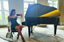 Gio mostra piano na sala 