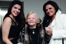 Maria José ladeada pela neta, Maria David, e pela filha, a atriz Rita Ribeiro 