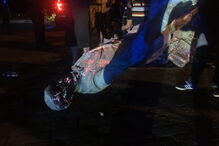 Manifestantes derrubam estátua do Presidente da Confederação, Jefferson Davies.