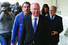 Arlindo de Carvalho (ao centro) e José Neto (à direita na foto) interpuseram ações cíveis contra o BPN, alegando que o banco não cumpriu os negócios acordados 