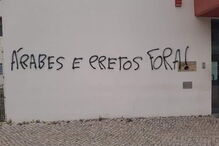 Escolas e centros de refugiados vandalizados com frases racistas