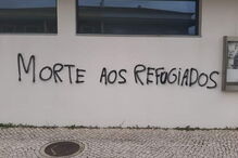 Escolas e centros de refugiados vandalizados com frases racistas