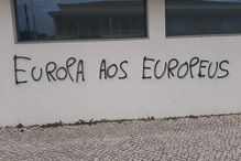 Escolas e centros de refugiados vandalizados com frases racistas
