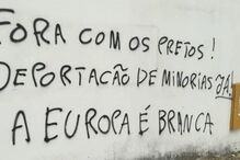 Escolas e centros de refugiados vandalizados com frases racistas