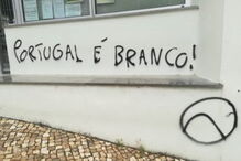 Escolas e centros de refugiados vandalizados com frases racistas