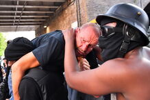 Manifestante de extrema-direita ferido em protesto resgatado em ombros por ativista negro