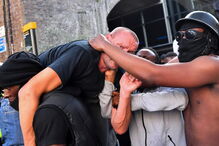 Manifestante de extrema-direita ferido em protesto resgatado em ombros por ativista negro