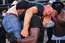 Manifestante de extrema-direita ferido em protesto resgatado em ombros por ativista negro