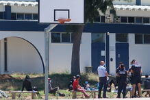 Marroquinos a entrada da escola EB 2 3 de Quarteira onde vão aguardar o resultado dos testes