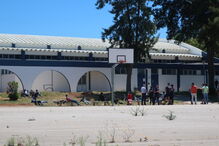 Marroquinos a entrada da escola EB 2 3 de Quarteira onde vão aguardar o resultado dos testes