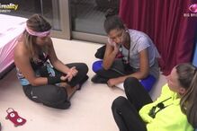 Concorrentes do 'Big Brother' conversam no quarto