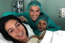Cristianinho com Ronaldo e Georgina no dia do nascimento da irmã Alana