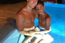 Cristianinho com Ronaldo na piscina