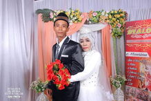 Mbah Gambreng, de 65 anos, adotou o jovem Ardi Waras, de 24, há um ano. Agora casaram 