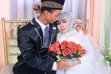 Mbah Gambreng, de 65 anos, adotou o jovem Ardi Waras, de 24, há um ano. Agora casaram 