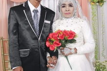 Mbah Gambreng, de 65 anos, adotou o jovem Ardi Waras, de 24 há um ano. Agora casaram 