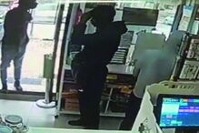 Trio de assaltantes tentou o golpe a 17 de fevereiro. Um dos jovens ficou à porta, de vigia 