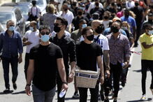 Trabalhadores da diversão noturna entregam chaves dos estabelecimentos no parlamento 