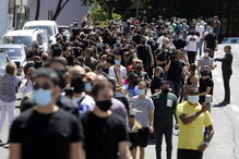 Trabalhadores da diversão noturna entregam chaves dos estabelecimentos no parlamento 