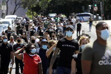 Trabalhadores da diversão noturna entregam chaves dos estabelecimentos no parlamento 