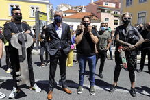 Trabalhadores da diversão noturna entregam chaves dos estabelecimentos no parlamento 
