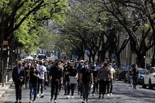 Trabalhadores da diversão noturna entregam chaves dos estabelecimentos no parlamento 