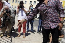 Trabalhadores da diversão noturna entregam chaves dos estabelecimentos no parlamento 