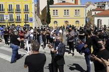 Trabalhadores da diversão noturna entregam chaves dos estabelecimentos no parlamento 