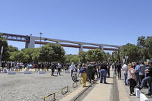 Trabalhadores da diversão noturna entregam chaves dos estabelecimentos no parlamento 