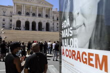 Trabalhadores da diversão noturna entregam chaves dos estabelecimentos no parlamento 