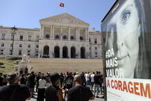 Trabalhadores da diversão noturna entregam chaves dos estabelecimentos no parlamento 