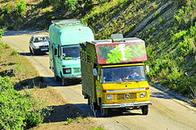 Caravanas e várias casas ameaçadas