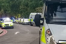 Imagens mostram forte dispositivo policial e helicópteros no parque de Reading