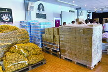 Recolhidos bens alimentares e roupas em 34 pontos da região parisiense. Em alguns casos, a ação decorreu em supermercados de portugueses