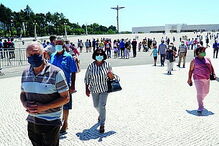 Peregrinos protegem-se do vírus 