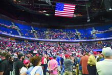 Estádio ficou com lugares por preencher, especialmente nas bancadas superiores 