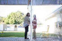 Túnel do Abraço: a solução para o reencontro entre idosos e familiares durante a pandemia no Brasil