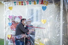 Túnel do Abraço: a solução para o reencontro entre idosos e familiares durante a pandemia no Brasil